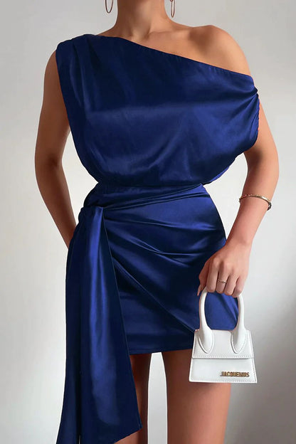 Virella | One Shoulder Mini Jurk met Satijnen Glans