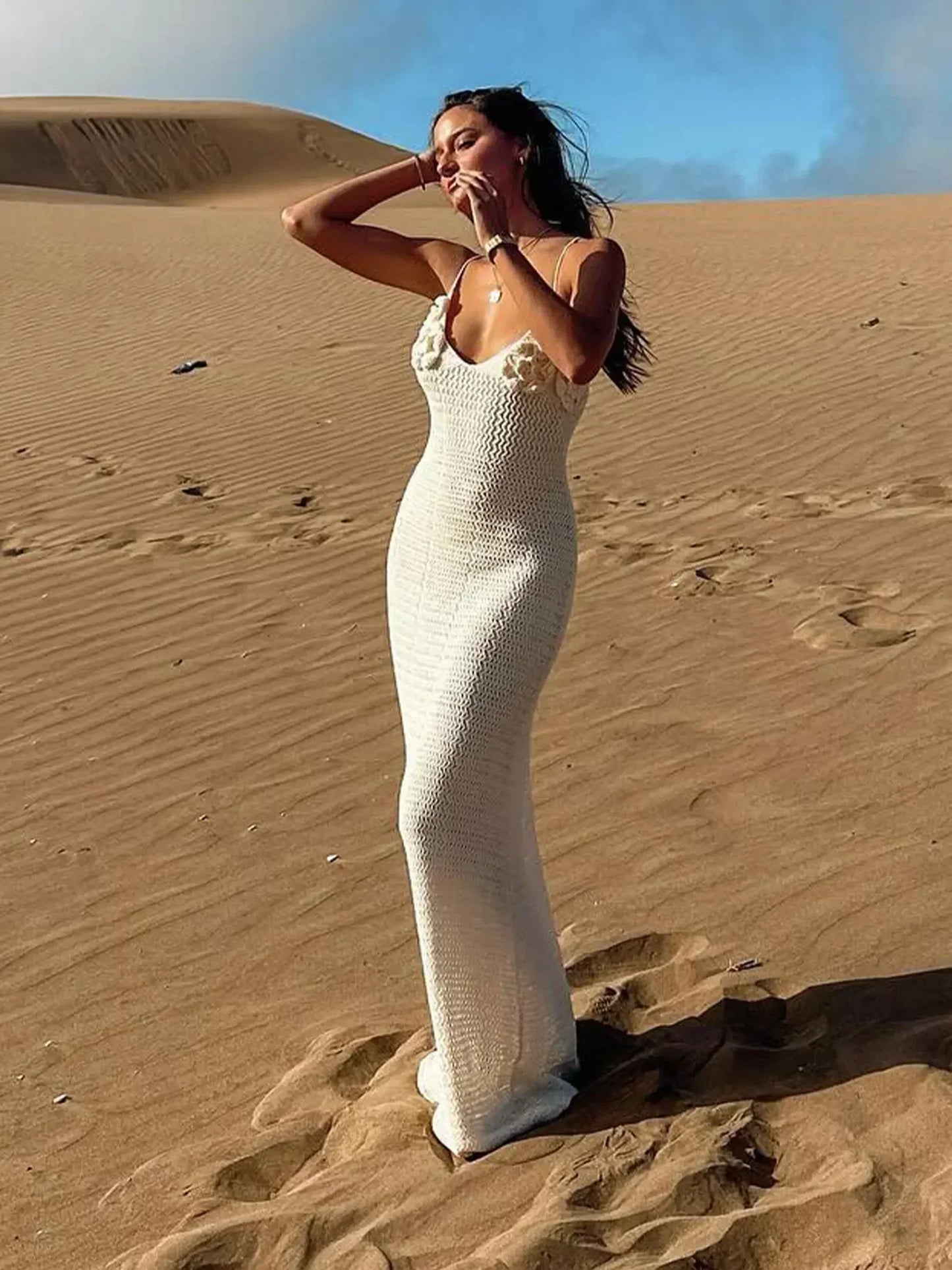 ALVA | Witte maxi jurk met V-hals en bloemenaccent