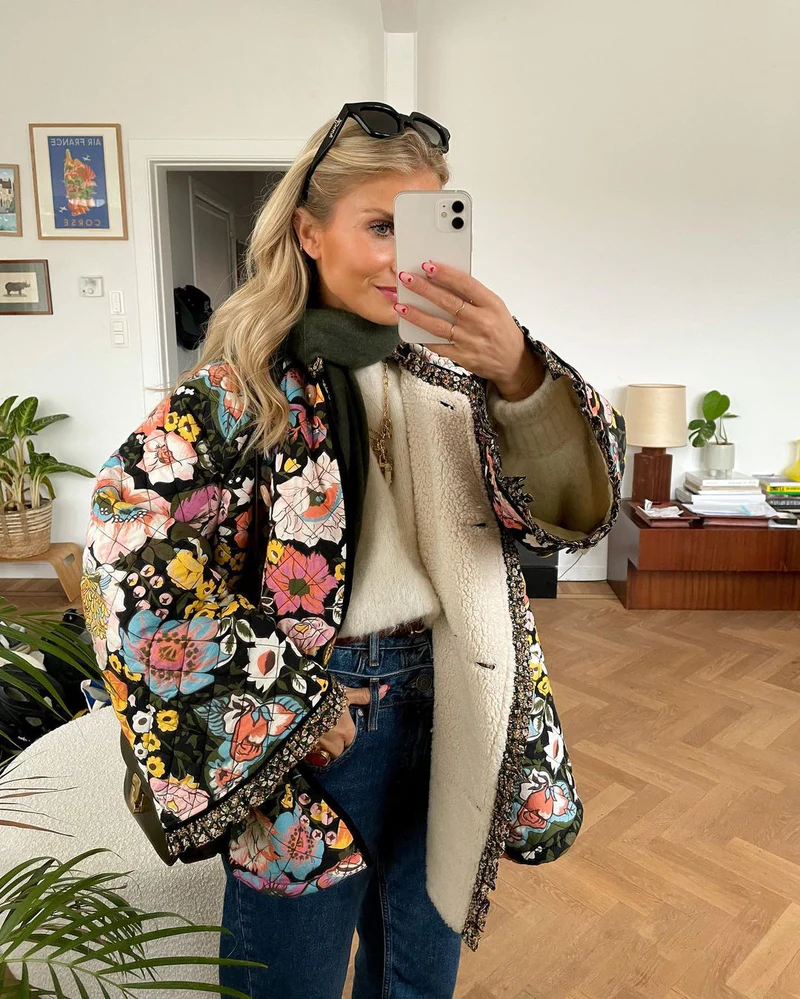 MIRELLA | Gewatteerde bloemenjas met houten knopen